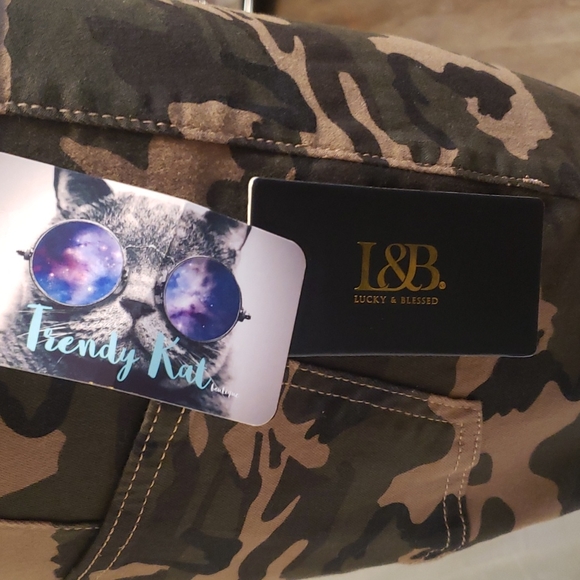 L & B Flare Camo Pants Size 8 - Picture 2 of 5